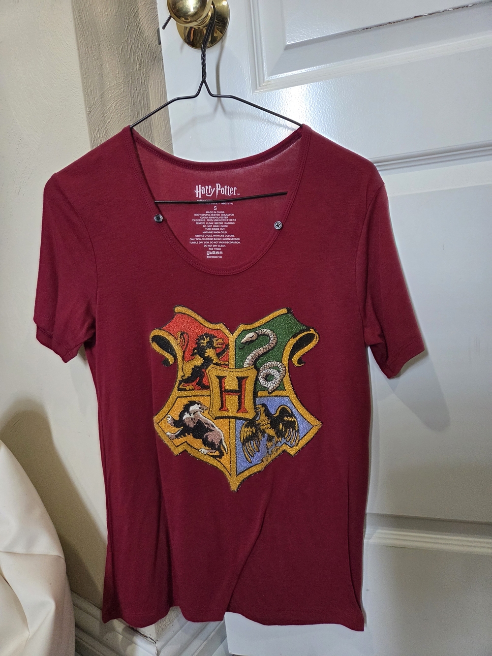 Warner Bros. Hogwarts Crest T‑Shirt — Maroon
